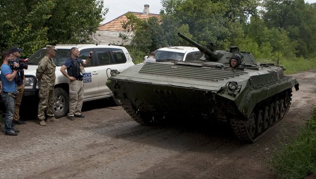 Представители ОБСЕ и журналисты наблюдают за отводом военной техники ДНР на окраине Дебальцево