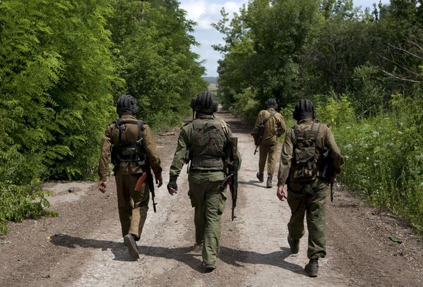 Ополченцы ДНР во время отвода военной техники от линии фронта в Донецкой области
