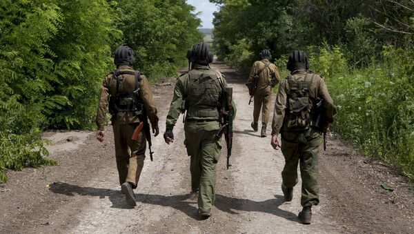 Ополченцы ДНР во время отвода военной техники от линии фронта в Донецкой области. Архивное фото