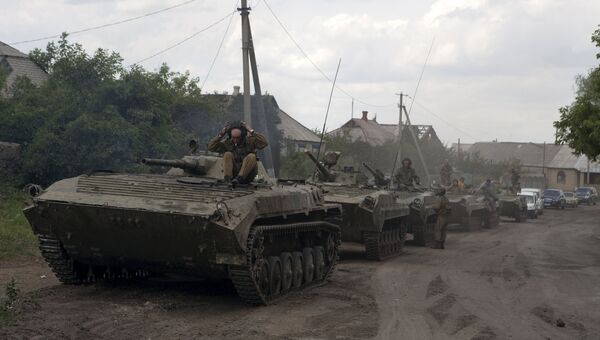 Колонна военной техники ДНР во время отвода от линии соприкосновения на окраине Дебальцево