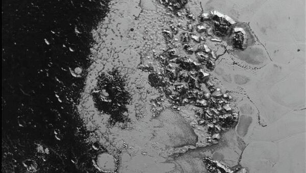 Новая горная гряда, найденная New Horizons на Плутоне
