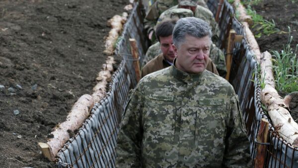 Президент Украины Петр Порошенко во время поездки в Донбасс
