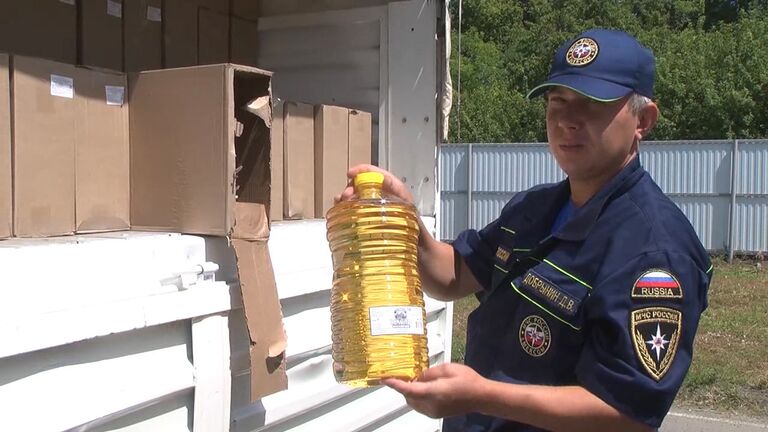 Водители грузовиков МЧС показали, какую гуманитарную помощь они повезут в Донбасс Водители грузовиков МЧС показали, какую гуманитарную помощь они повезут в Донбасс
