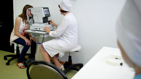 Пациент на приеме у офтальмолога в московской поликлинике