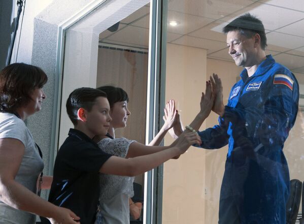 Участник экипажа Международной космической станции-44/45 космонавт Роскосмоса Олег Кононенко прощается со своими детьми