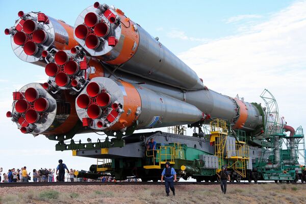 Вывоз ракеты Союз ТМА-17М на стартовую площадку космодрома Байконур
