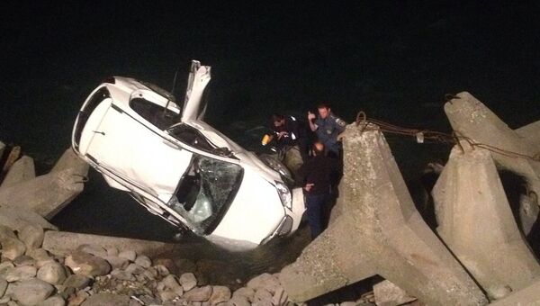 Машина с российскими туристами упала с обрыва в Бзыбском ущелье
