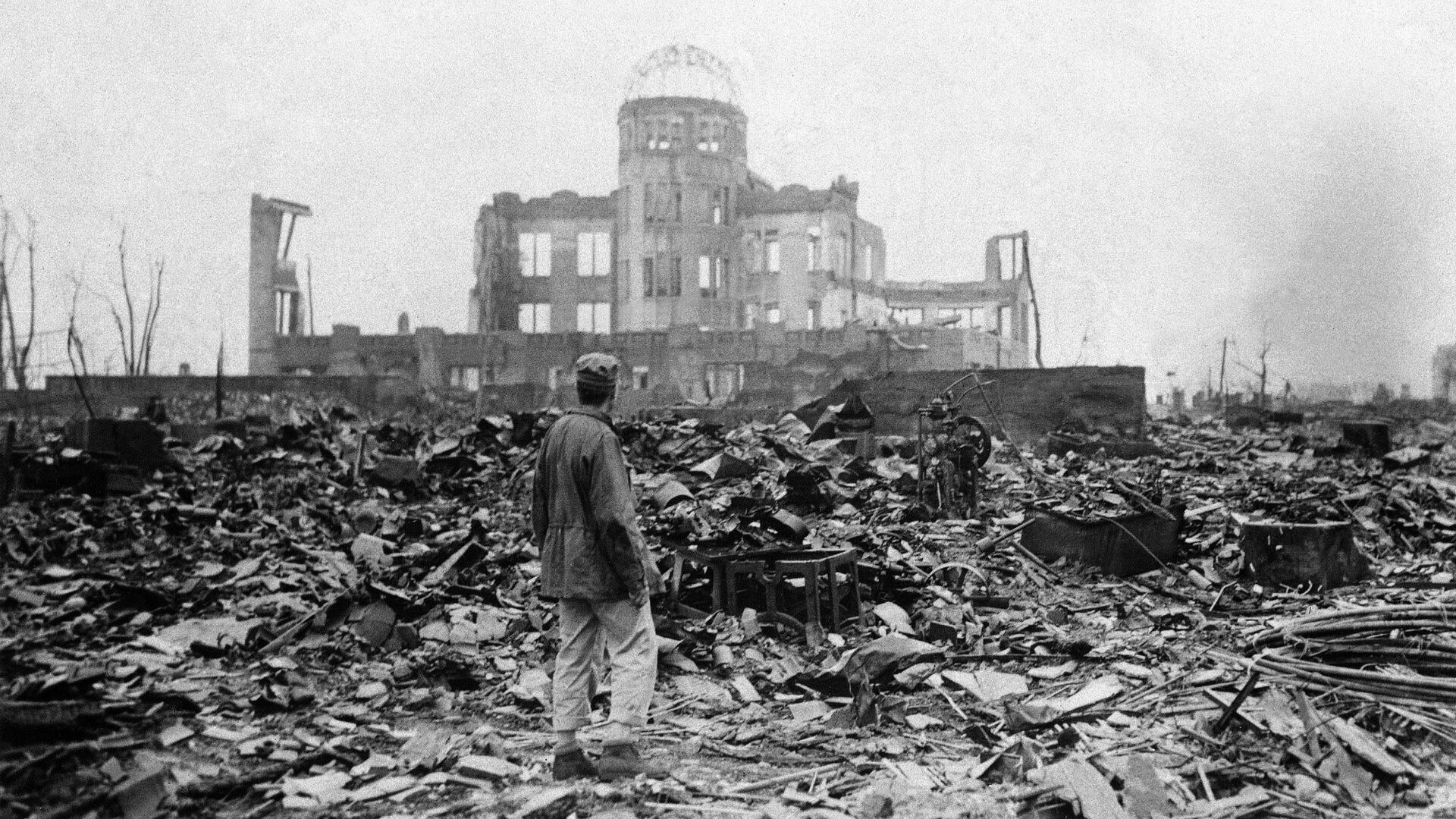 Журналист осматривает руины бывшего кинотеатра спустя месяц после бомбардировки Хиросимы, Япония. 8 сентября 1945 - РИА Новости, 1920, 06.08.2021