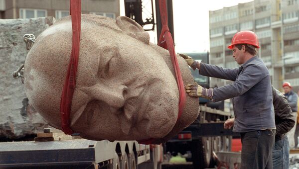 Демонтаж памятника Ленину в Берлине. 13 ноября 1991. Архивное фото