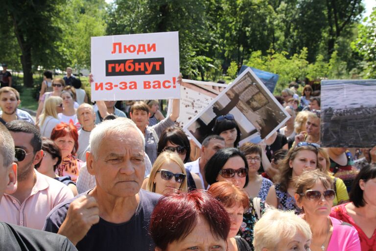 Жители Донецка на митинге-протесте против сотрудников Красного креста и ОБСЕ