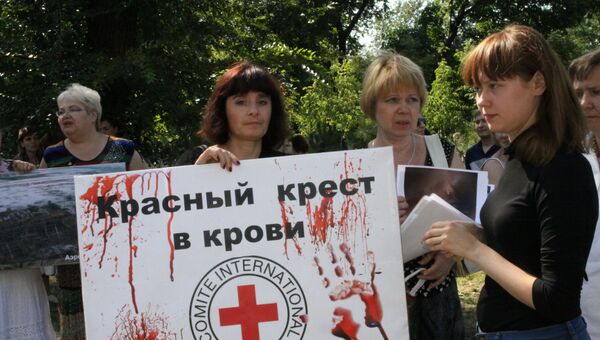 Жители Донецка на митинге-протесте против сотрудников Красного креста и ОБСЕ