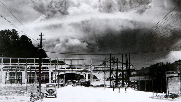 Облако от атомного взрыва над городом Нагасаки