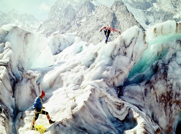Альпинисты во время восхождения на одну из вершин Памира