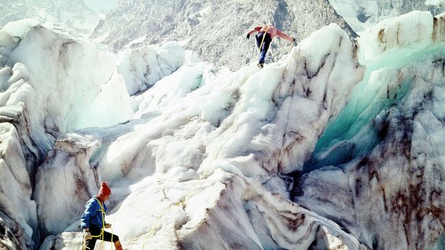 Альпинисты во время восхождения