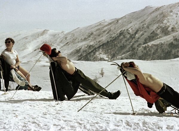 Альпинисты загорают на вершине горы Кохта