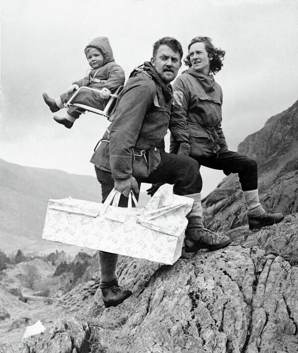 Семья во время восхождения к вершине горы в Северном Уэльсе