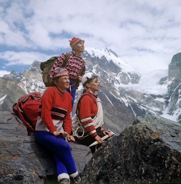 Альпинистки в горах Памира