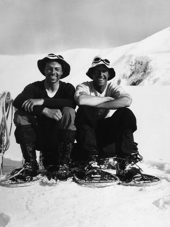 Альпинисты Брэдфорд Уошберн и Роберт Бейтс у вершины горы
