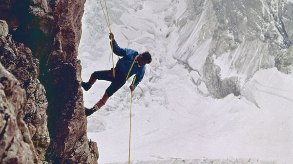 Альпинист в горах Кавказа