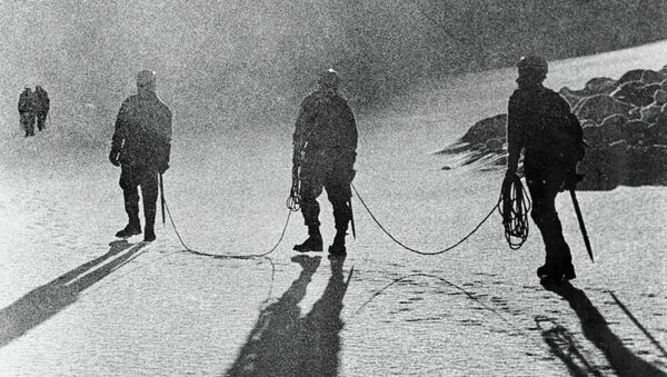 Альпинисты идут в горы в связке. Архивное фото