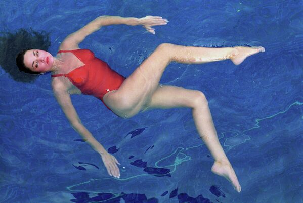 Одна из участниц синхронного плавания. 1994 год