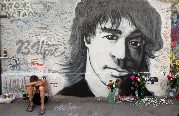 Стена памяти музыканта Виктора Цоя на улице Арбат в Москве