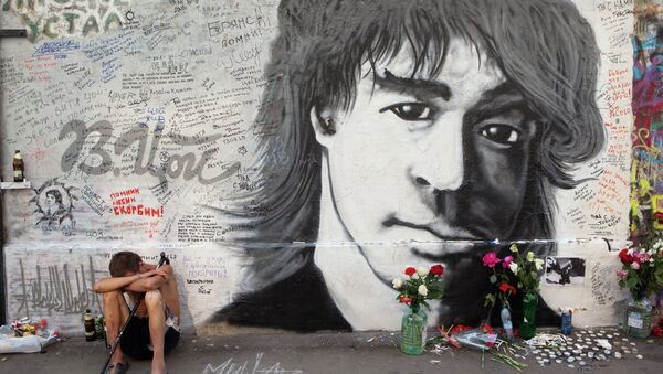 Стена памяти музыканта Виктора Цоя на улице Арбат в Москве. Архивное фото