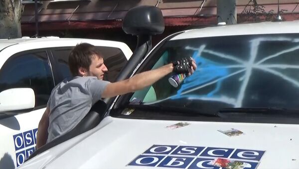Жители Донбасса разрисовали машины ОБСЕ во время пикета у отеля миссии