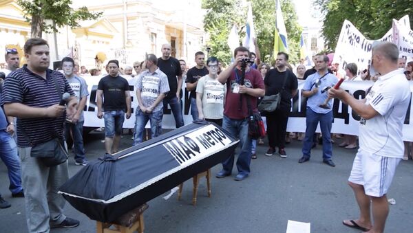 Владельцы киосков подземки принесли гроб на митинг в Киеве