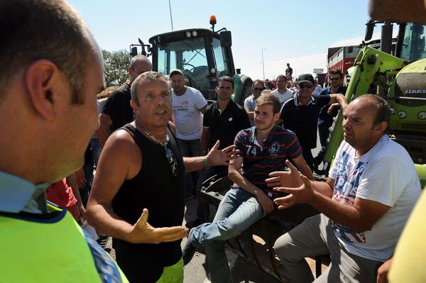 Автомобилисты возмущены из-за пробки на дороге, возникшей в результате демонстрацией фермеров