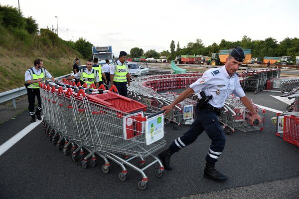 Полицейские разблокируют северный въезд в Лион, Франция