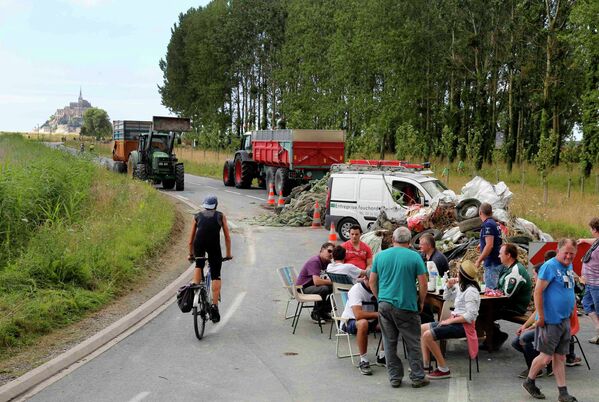 Фермеры заблокировали трассу возле города Монт Сен-Мишель, Нормандия