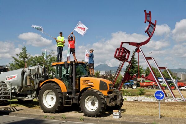 Фермеры заблокировали дорогу в Клермон-Ферране, Франция