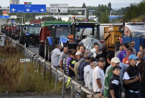 Фермеры заблокировали северный въезд в Лион, Франция