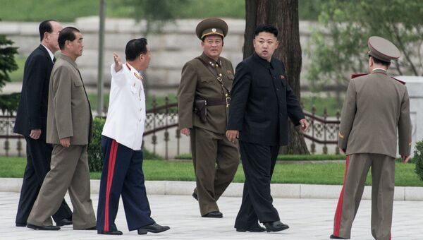 Первый секретарь Центрального комитета Трудовой партии Кореи Ким Чен Ын (второй справа)