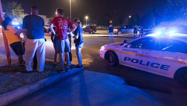 Полицейские на месте стрельбы в кинотеатре американского штата Луизиана
