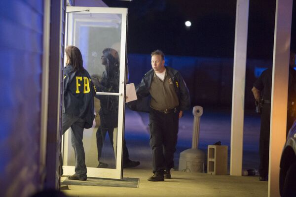 Сотрудники ФБР на месте стрельбы в кинотеатре американского штата Луизиана