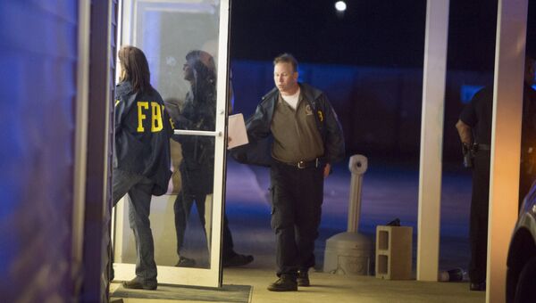 Сотрудники ФБР на месте стрельбы в кинотеатре американского штата Луизиана. 24 июля 2015