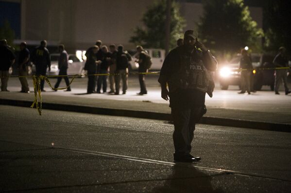 Сотрудники полиции на месте стрельбы возле кинотеатра в штате Луизиана