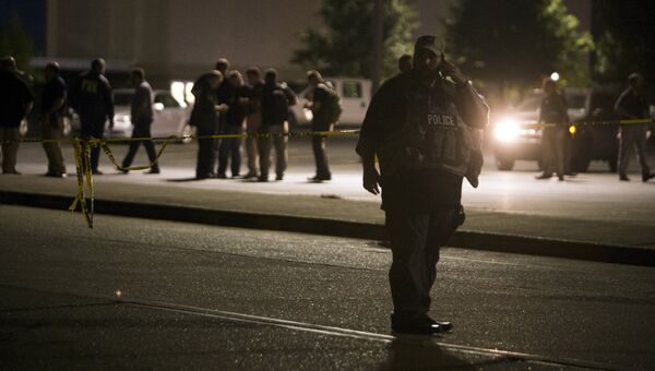 Сотрудники полиции на месте стрельбы возле кинотеатра в штате Луизиана