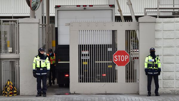 Южнокорейская полиция стоит на страже у посольства США в Сеуле