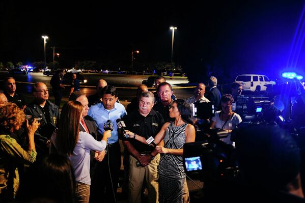 Губернатор штата Луизиана Бобби Джиндал отвечает на вопросы журналистов на месте стрельбы возле кинотеатра в городе Лафайетт