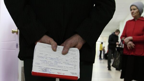 Мужчина держит в руках медицинскую карту. Архивное фото