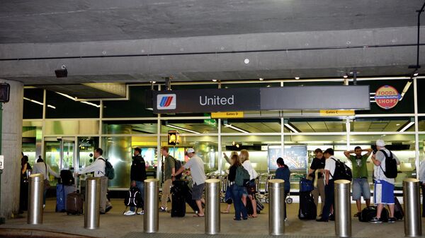 Пассажиры в аэропорту в США. Архивное фото