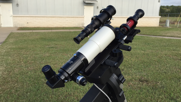 Телескоп и камера (красный цилиндр)