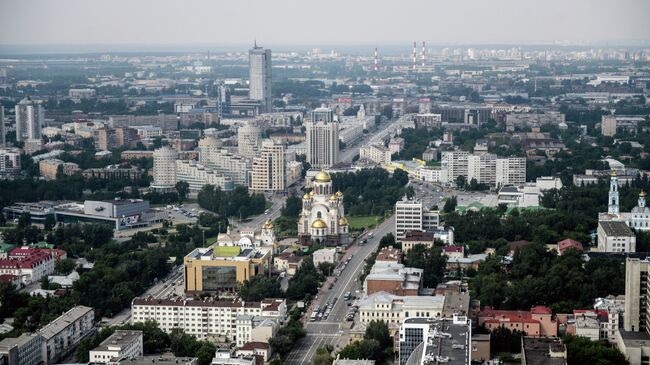 Вид на Екатеринбург со смотровой площадки бизнес-центра Высоцкий. Архивное фото
