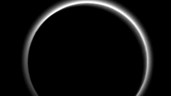Снимок темной стороны Плутона, доказывающий наличие слоев в атмосфере планеты