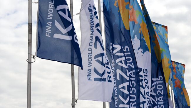Флаги с символикой чемпионата по водным видам спорта FINA 2015 на территории Казань-Арена.