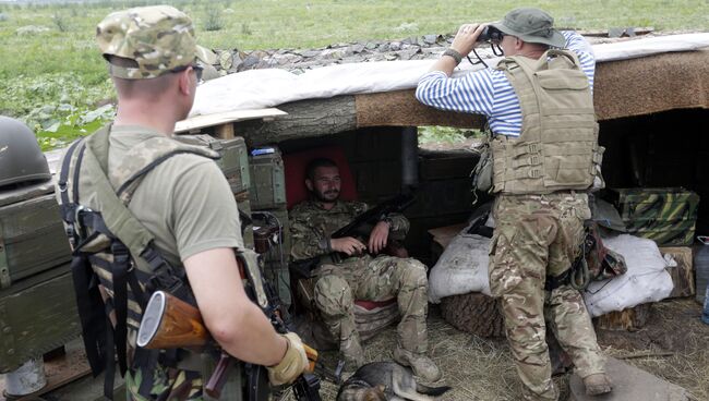 Военнослужащие ВСУ на позициях в селе Крымское Луганской области. Архивное фото.