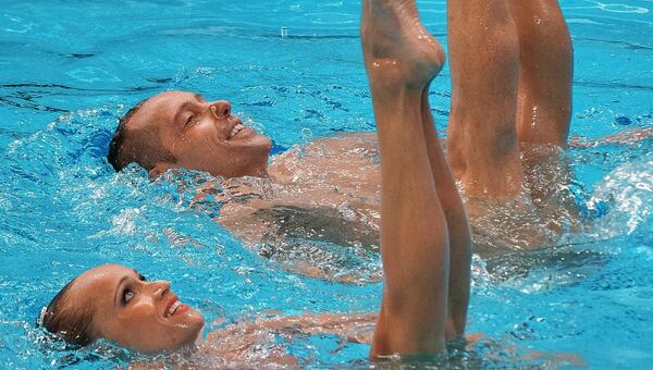 Кристина Джонс и Билл Мэй (США) выступают с технической программой в предварительном раунде соревнований по синхронному плаванию среди смешанных дуэтов на XVI чемпионате мира по водным видам спорта в Казани.